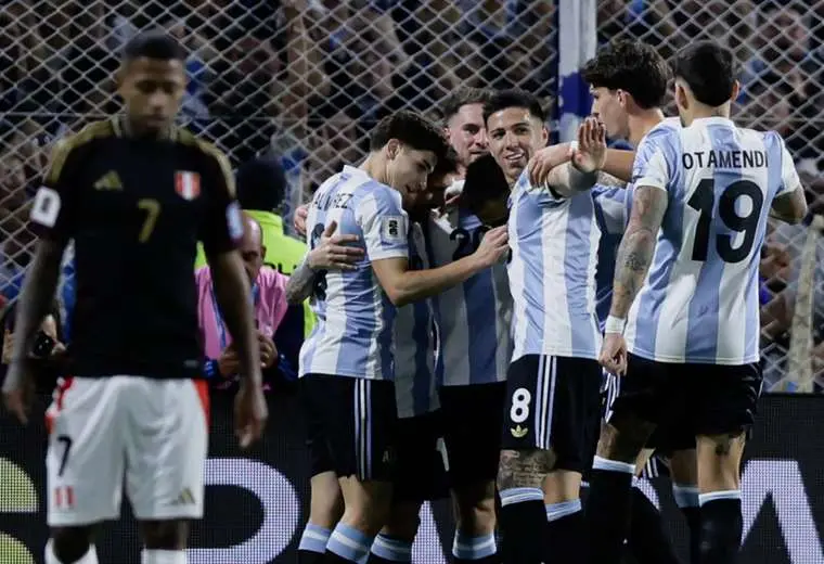 Argentina estira su diferencia en la cima con triunfo sobre Perú por 1-0