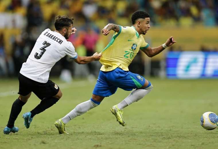 Brasil salvó un empate (1-1) jugando de local frente a Uruguay