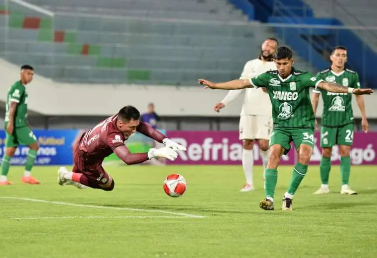 Universitario tuvo un segundo tiempo demoledor y ganó a Oriente Petrolero por 4-1