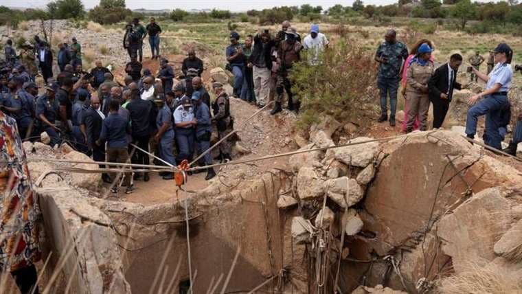 "La vida bajo tierra es brutal, muchos no salen vivos": las ciudades subterráneas en las que transcurre el negocio de la minería ilegal en Sudáfrica