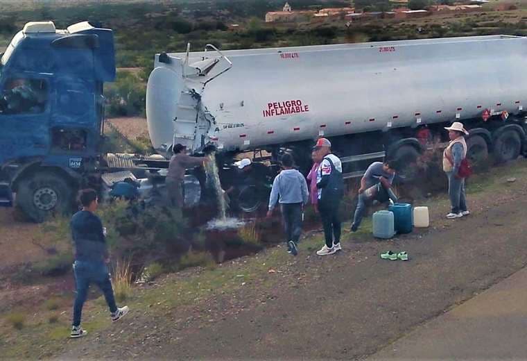 Cisterna es impactada por un camión de carga ocasionando cuantiosa pérdida de diésel, en Villazón