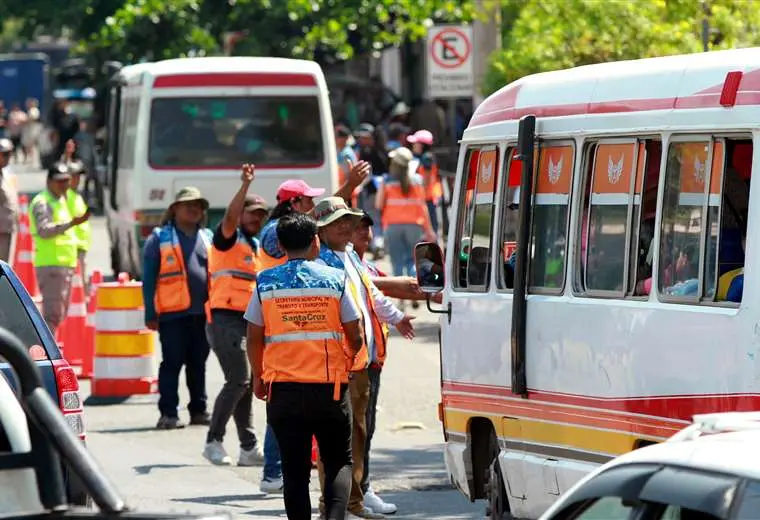 De las 126 líneas de micros que circulan en la ciudad, solo nueve tienen licencia