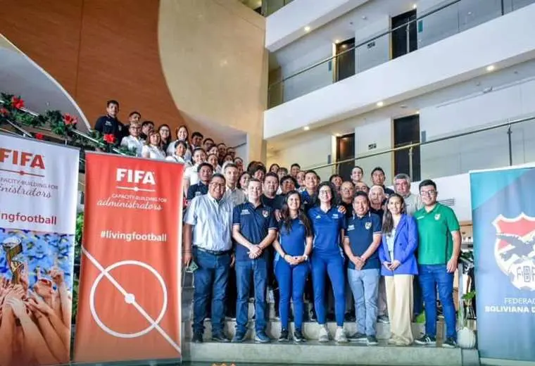 Inició el curso de gestores y administradores de fútbol femenino en Bolivia