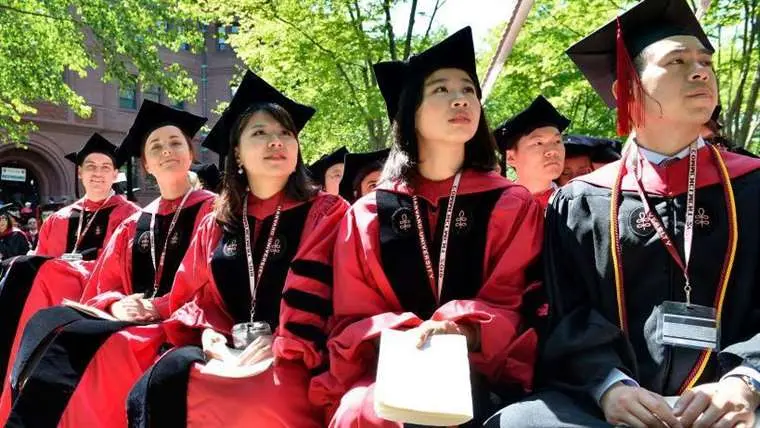 Los mensajes de advertencia que las universidades de EE.UU. están enviando a sus estudiantes para que regresen al país antes de que asuma Trump