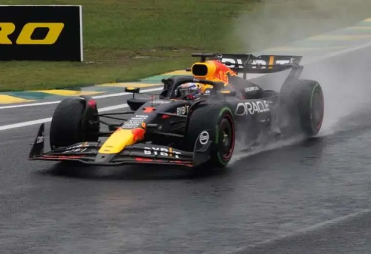 El coche de Max Verstappen corriendo bajo la lluvia en Brasil. Foto: EFE