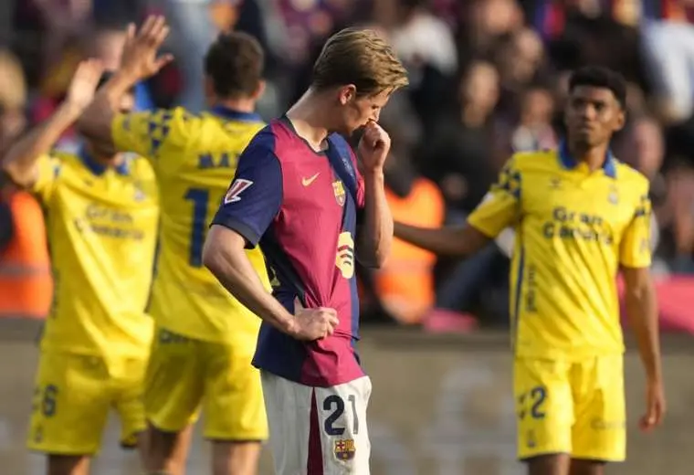 El desconcierto de Frenkie de Jong y de fondo el festejo de Las Palmas. Foto: EFE