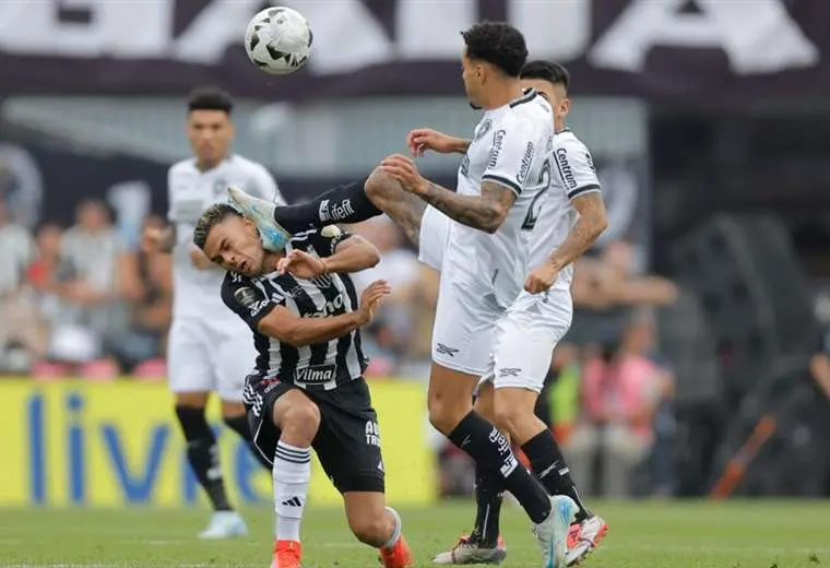 Gregore, de Botafogo, vio la roja directa a los 2 minutos por esta dura falta. Foto: EFE