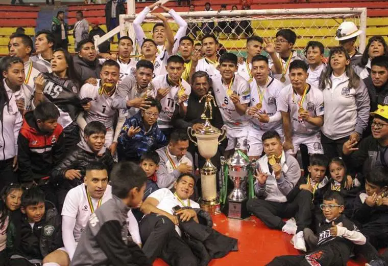 Fantasmas Morales Moralitos festejó con el trofeo de campeón. Foto: APG Noticias