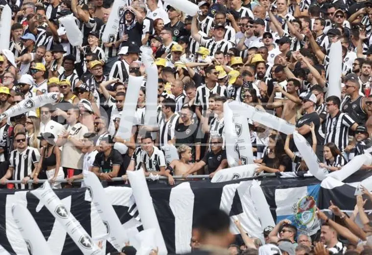 Hinchas de Botafogo alientan a su equipo en el Monumental. Foto: Joel Justiniano