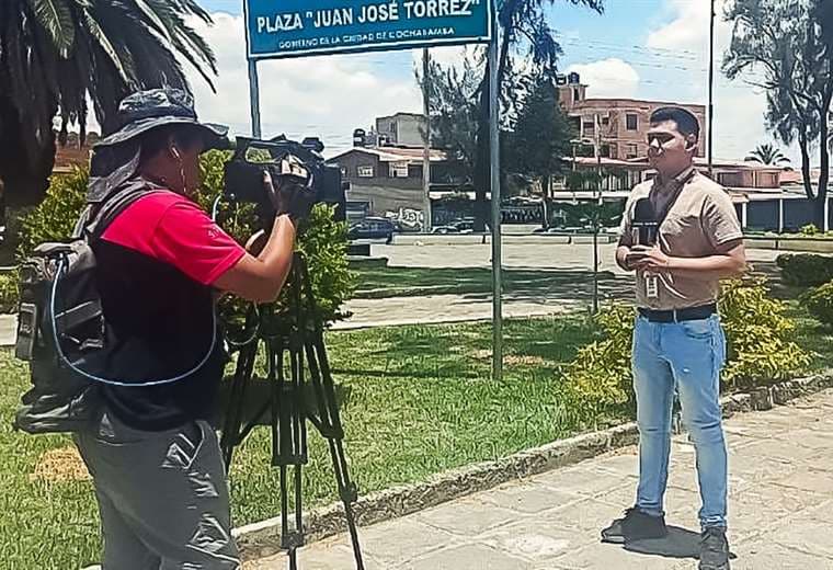 Agreden a periodista de un canal de televisión en un punto de bloqueo en Cochabamba