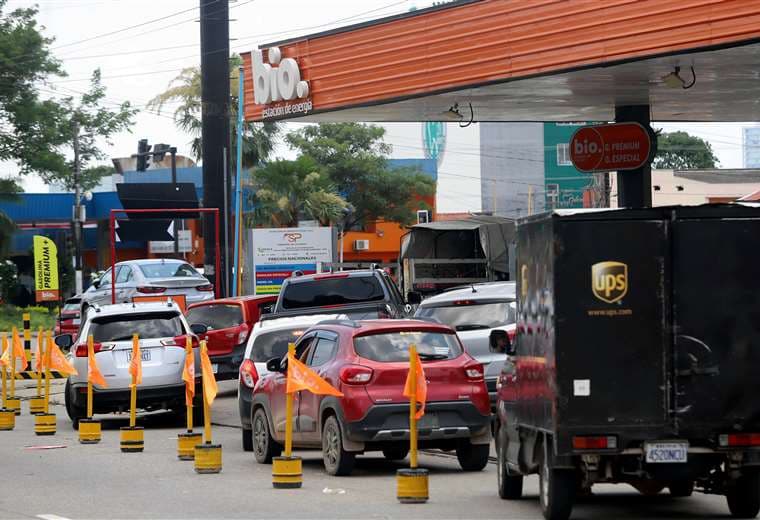 Se agrava escasez de combustibles, y surtidores despiden personal; en Argentina las cisternas bolivianas no pueden cargar