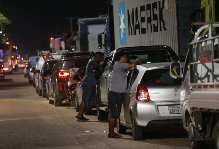 Caos y colas por combustible: “Son 12 horas de espera o más, todo esto es agotador”, se quejan los conductores