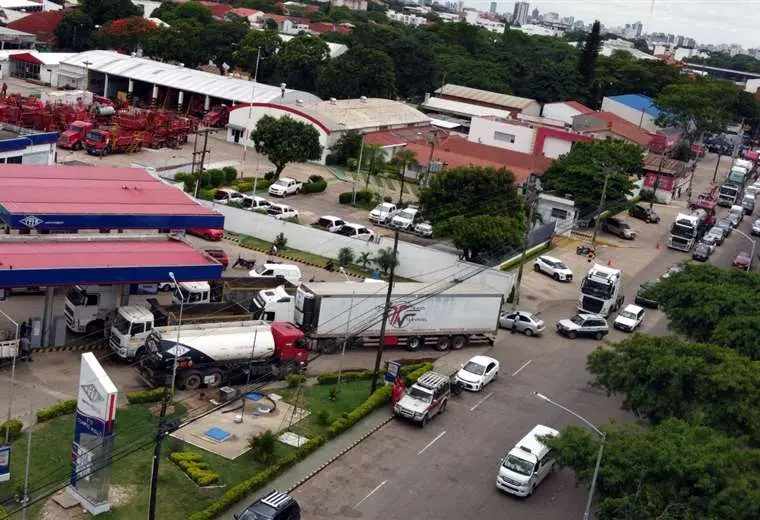 En Santa Cruz las filas para obtener combustible se incrementan /Foto: Fuad Landívar 