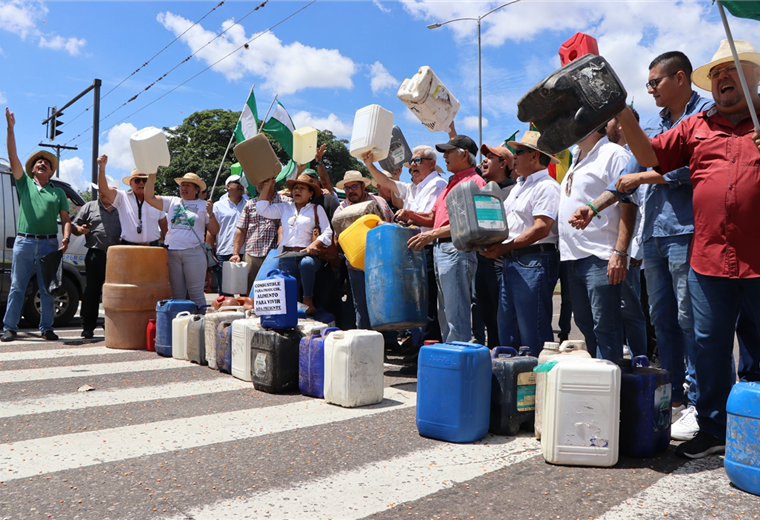 Diferentes sectores se manifestaron en las puertas de YPFB. Foto. Rodriguez&Baudoin