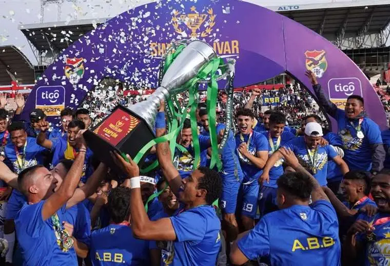 Los jugadores de ABB celebran el título y el ascenso con el trofeo de campeón. Foto: APG