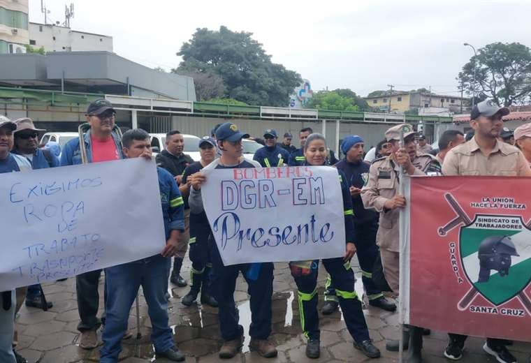 Funcionarios de distintas reparticiones exigen pago de salarios. Foto:Juan Carlos Torrejón