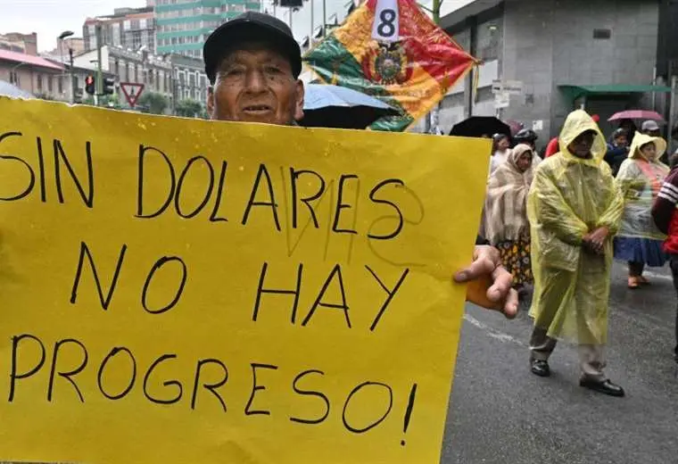 La crisis de dólares "a la Argentina" que ha disparado los precios en Bolivia