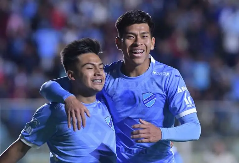 'Papu' Velásquez (izq.) y Ervin Vaca aportaron con goles al triunfo de Bolívar. Foto: APG