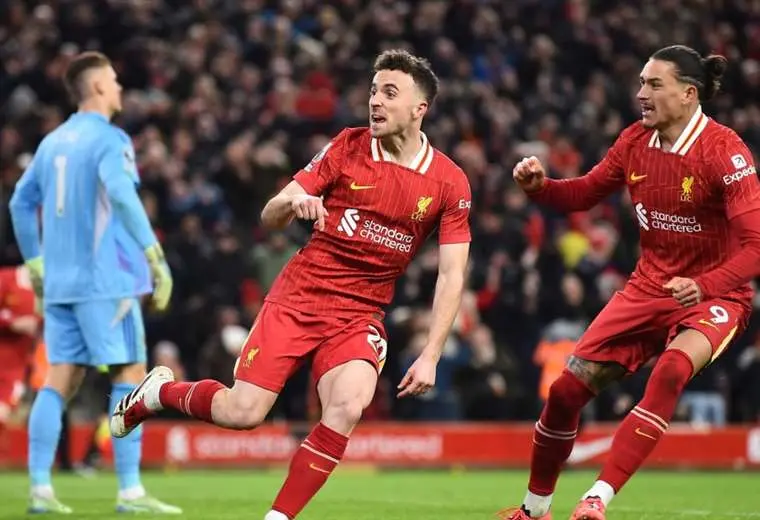 Diogo Jota (c.) anotó el gol del empate para el Liverpool, cerca del final. Foto: EFE