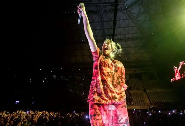 Arrojan un objeto en la cara a Billie Eilish durante un concierto en EEUU