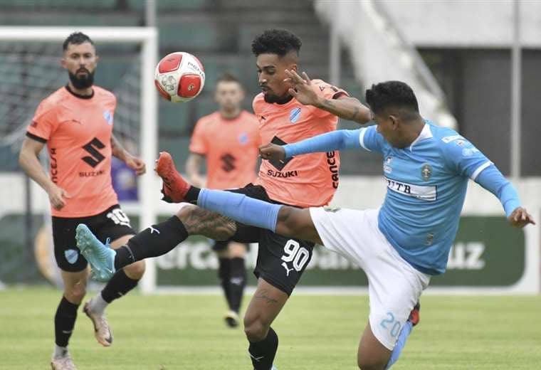 San Antonio (de celeste) ganó el torneo Apertura y Bolívar acaricia el Clausura. Foto: APG