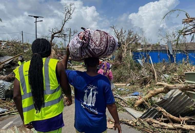 "Parece el resultado de un accidente nuclear": Francia teme cientos de muertos por el peor ciclón en 90 años que devastó la isla de Mayotte