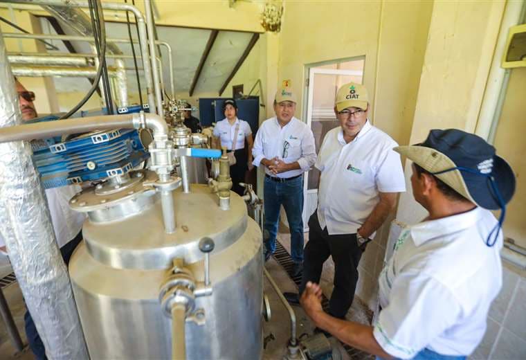 Gobernador en ejercicio entrega sistema de agua potable, riego y nuevos equipos de laboratorio para el CIAT 