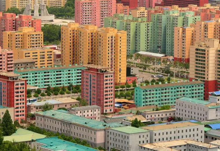 "Arquitectura del control": las extrañas formas y colores de las ciudades en Corea del Norte