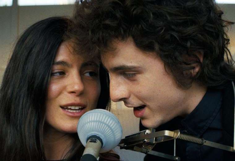 El elogio de la crítica a Timothée Chalamet por su interpretación de Bob Dylan en "Un completo desconocido"