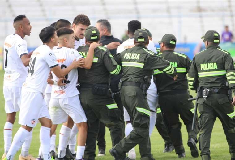 Totora R.O. ganaba (3-0) a Royal Pari, que abandonó la cancha y el partido fue suspendido