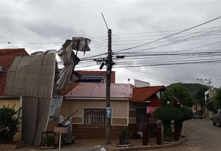 Reportan daños materiales de consideración, debido a fuertes vientos y lluvias en Camiri