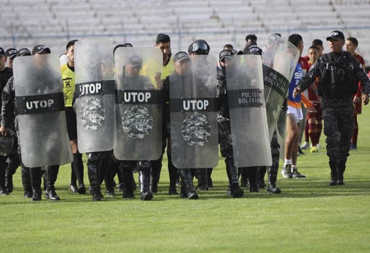 Los árbitros se retiraron de la cancha protegidos por la policía. Foto: APG Noticias