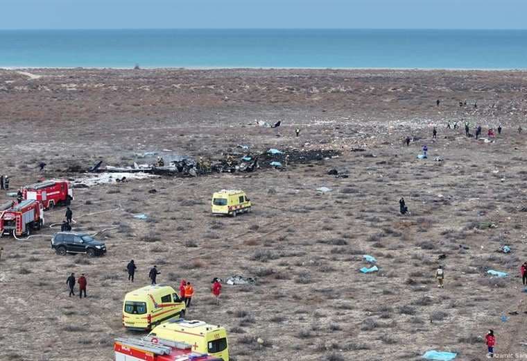 Las autoridades kazajas cifran en 38 muertos en el accidente de avión