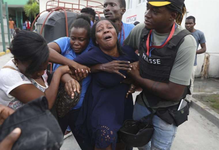 Asesinan a dos periodistas y un policía al reabrir un hospital de Puerto Príncipe