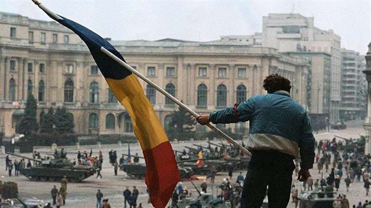 "Yo ya sabía que iba a ser quien mataría a Ceausescu": la revolución que llevó al fusilamiento del líder comunista de Rumania el día de Navidad