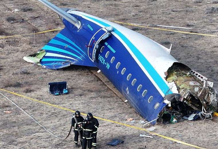 Rusia alerta contra las "hipótesis" que relacionan a Moscú con el accidente aéreo en Kazajistán en el que murieron 38 personas