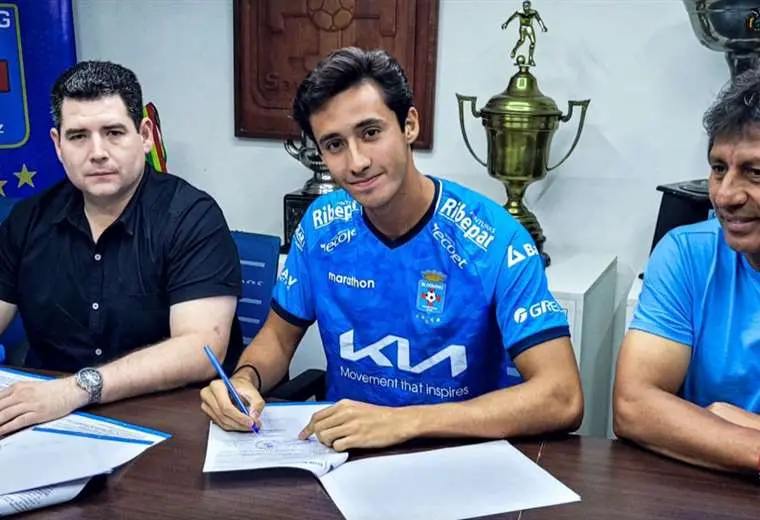 Santiago Castedo en la firma de su contrato profesional. Foto: Prensa Blooming