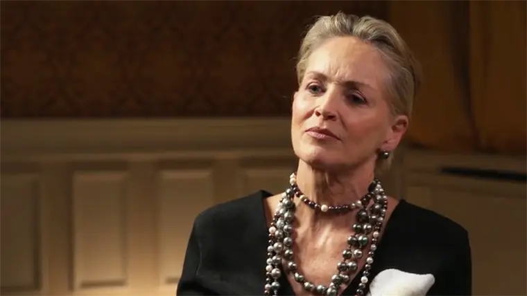 "Me lo tatuaría en el interior de los párpados": el mensaje de Sharon Stone para su yo más joven que la hizo llorar en una entrevista con la BBC