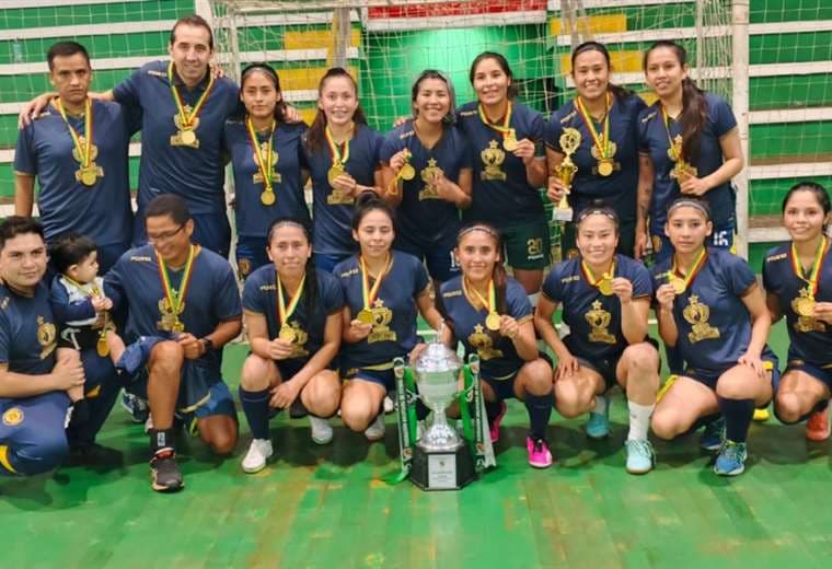 Las integrantes de Víctor Muriel con el trofeo de campeón. Foto: Comisión Futsal Bolivia