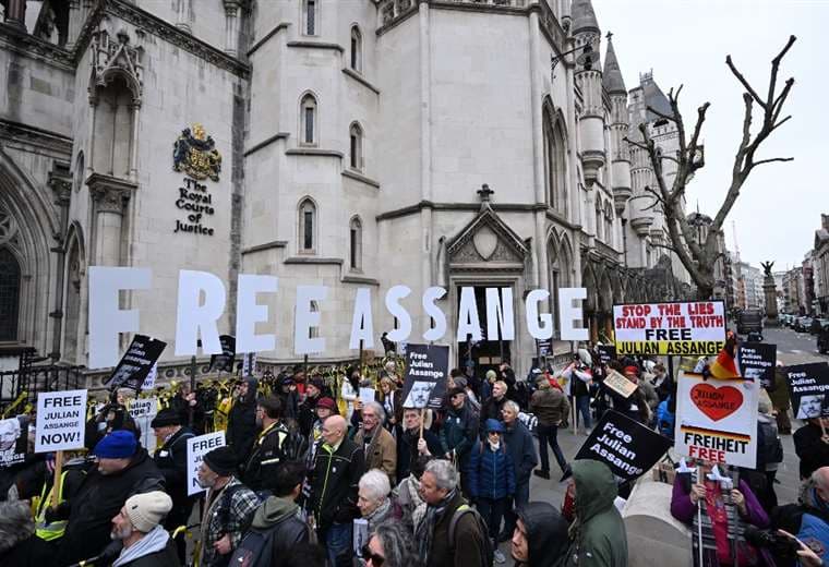 Assange libre, es la campaña que lo presenta como un mártir de la libertad / AFP