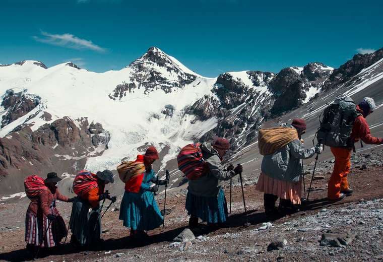 Con sus polleras y el equipamiento de escalada, las cholitas conquistan las cumbres