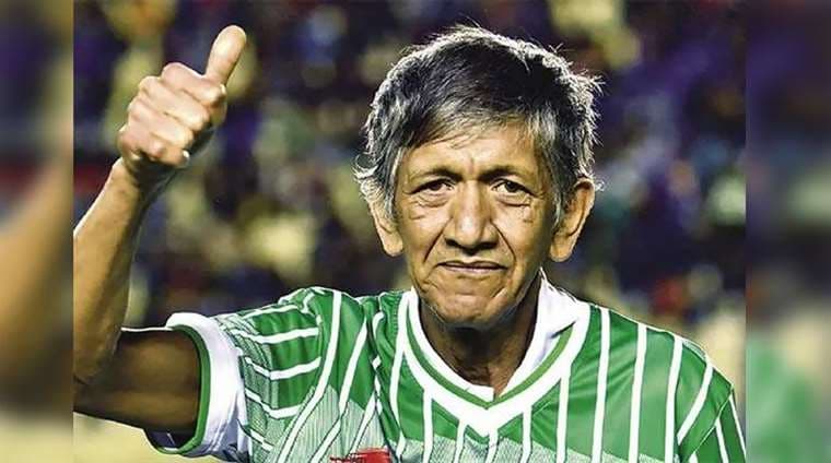 Pérez en un homenaje de la selección boliviana. 