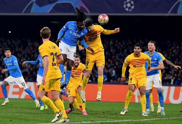 Imagen del partido entre Napoli y Barcelona. AFP