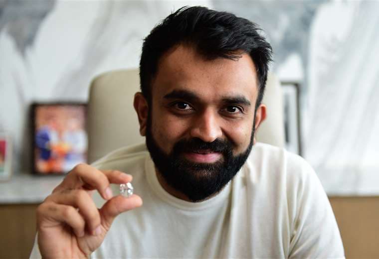 Smit Patel, director de Greenlab Diamonds, con un diamante cultivado en laboratorio / AFP