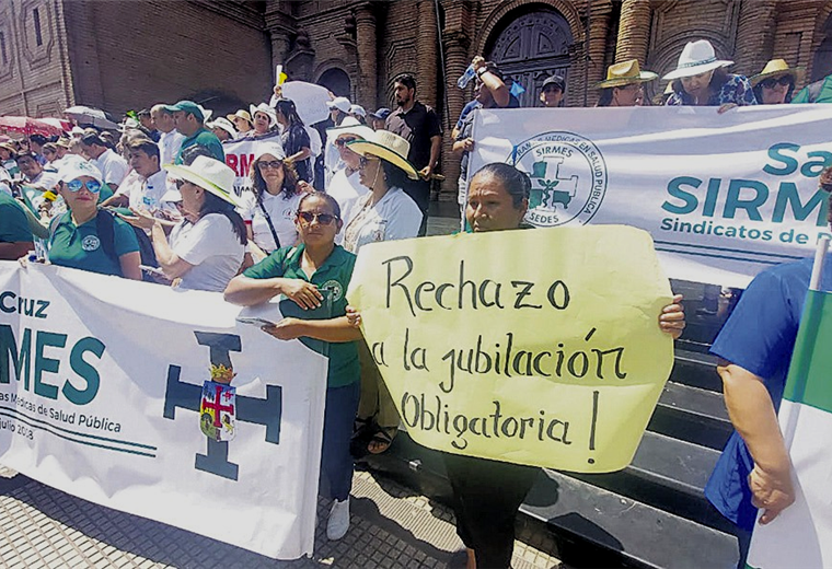Trabajadores en salud protestan en las calles en rechazo a la jubilación a los 65 años 