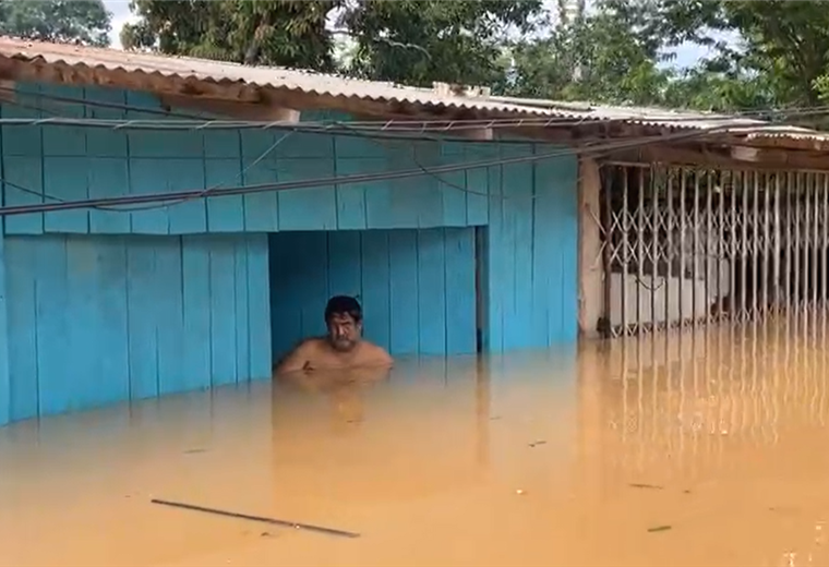Un hombre con el agua al pecho se resiste a dejar su casa en el barrio Mapajo