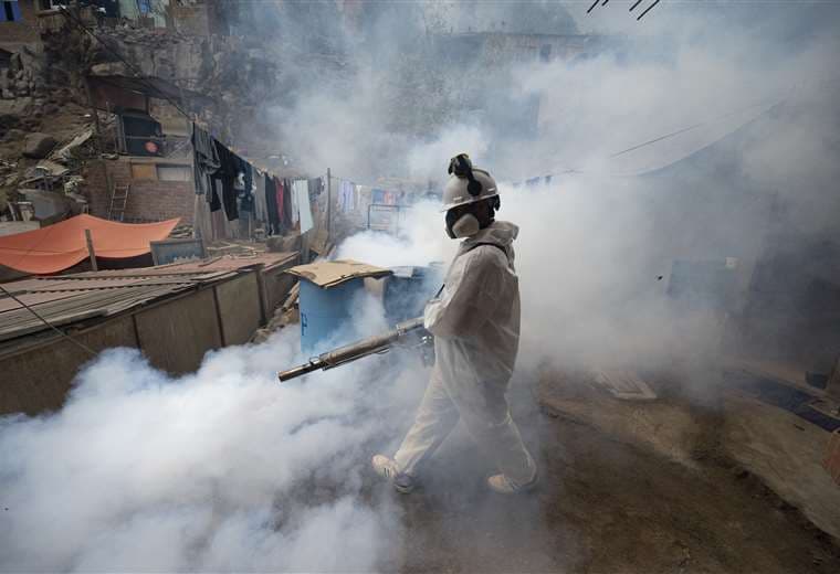 Fumigación contra el dengue en un barrio marginal de Lima / AFP 