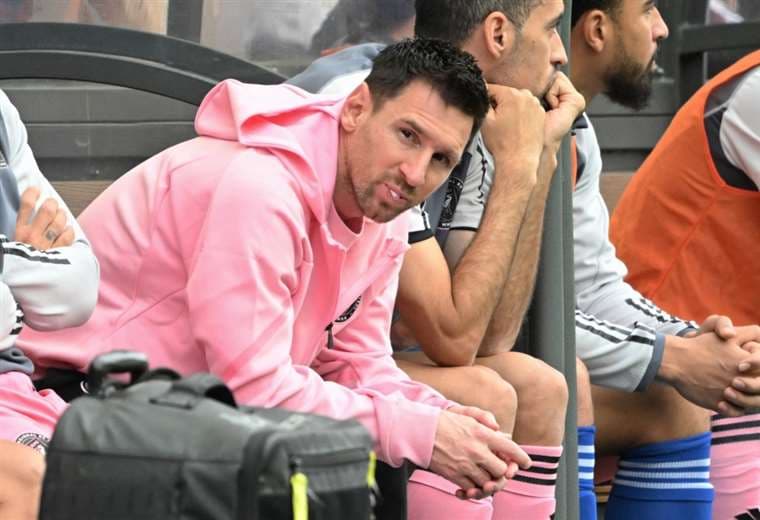 Lionel Messi no se movió del banco de suplentes. Foto: AFP