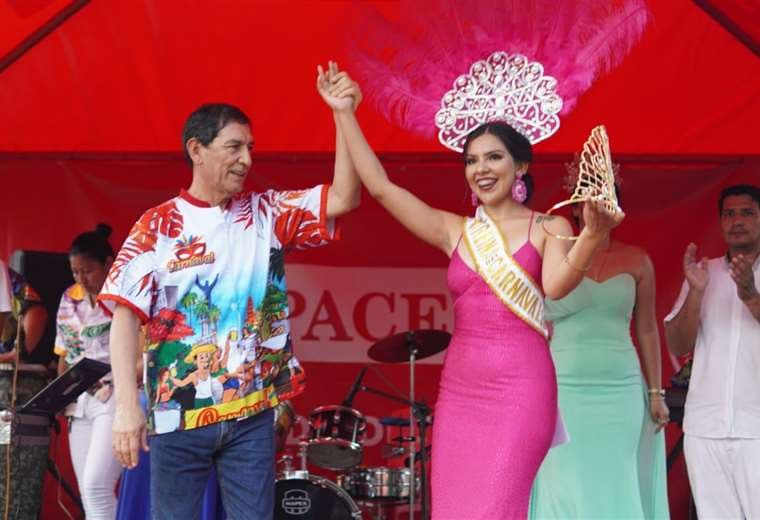 Coronan a la reina del Carnaval de Porongo/Foto: GAM Porongo