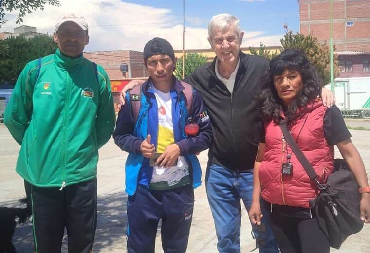 Mazza, junto a Garibay y los entrenadores Coca y Peñaranda. Foto: Prensa Bolívar